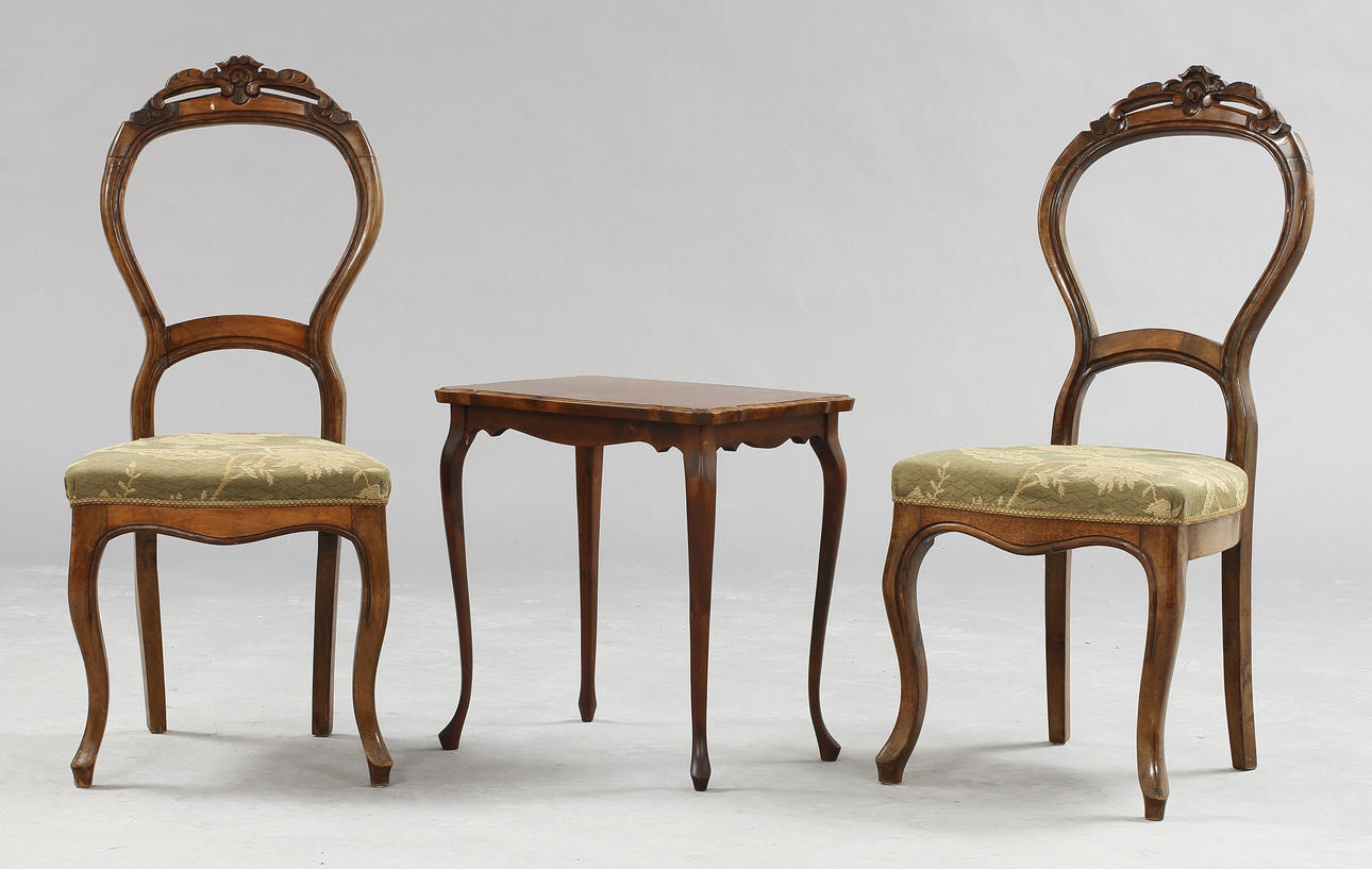 STOLAR, ett par, samt bord, nyrokoko samt nyrokokostil, 1800/1900-tal.