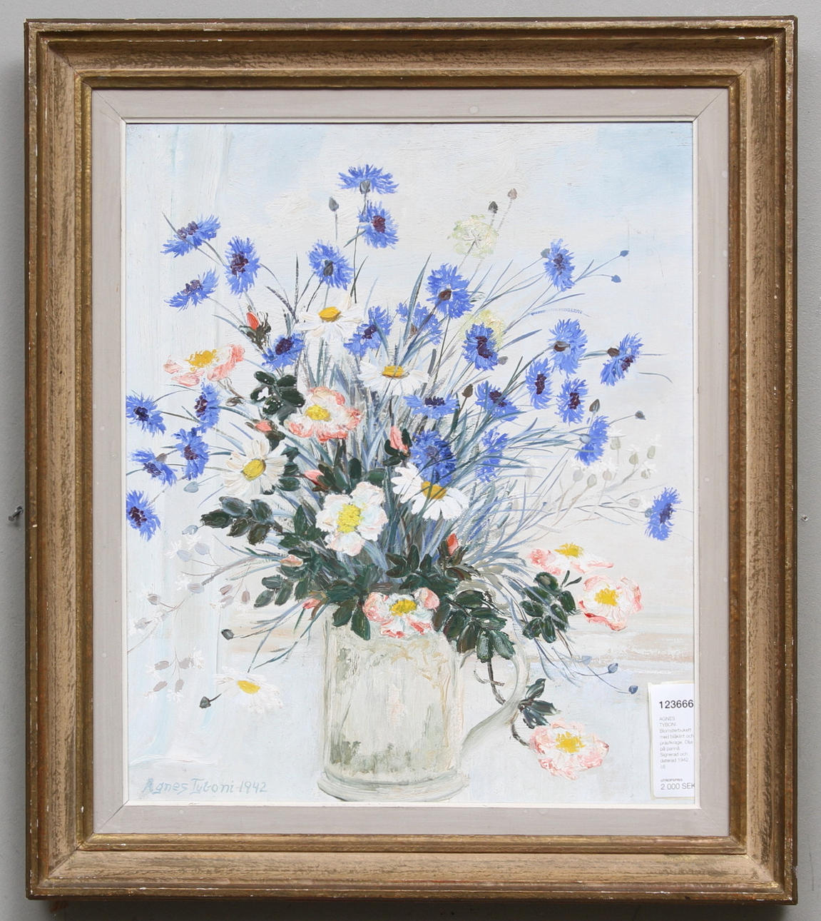 AGNES TYBONI. Blomsterbukett med blåklint och prästkrage. Olja på pannå. Signerad och daterad 1942.