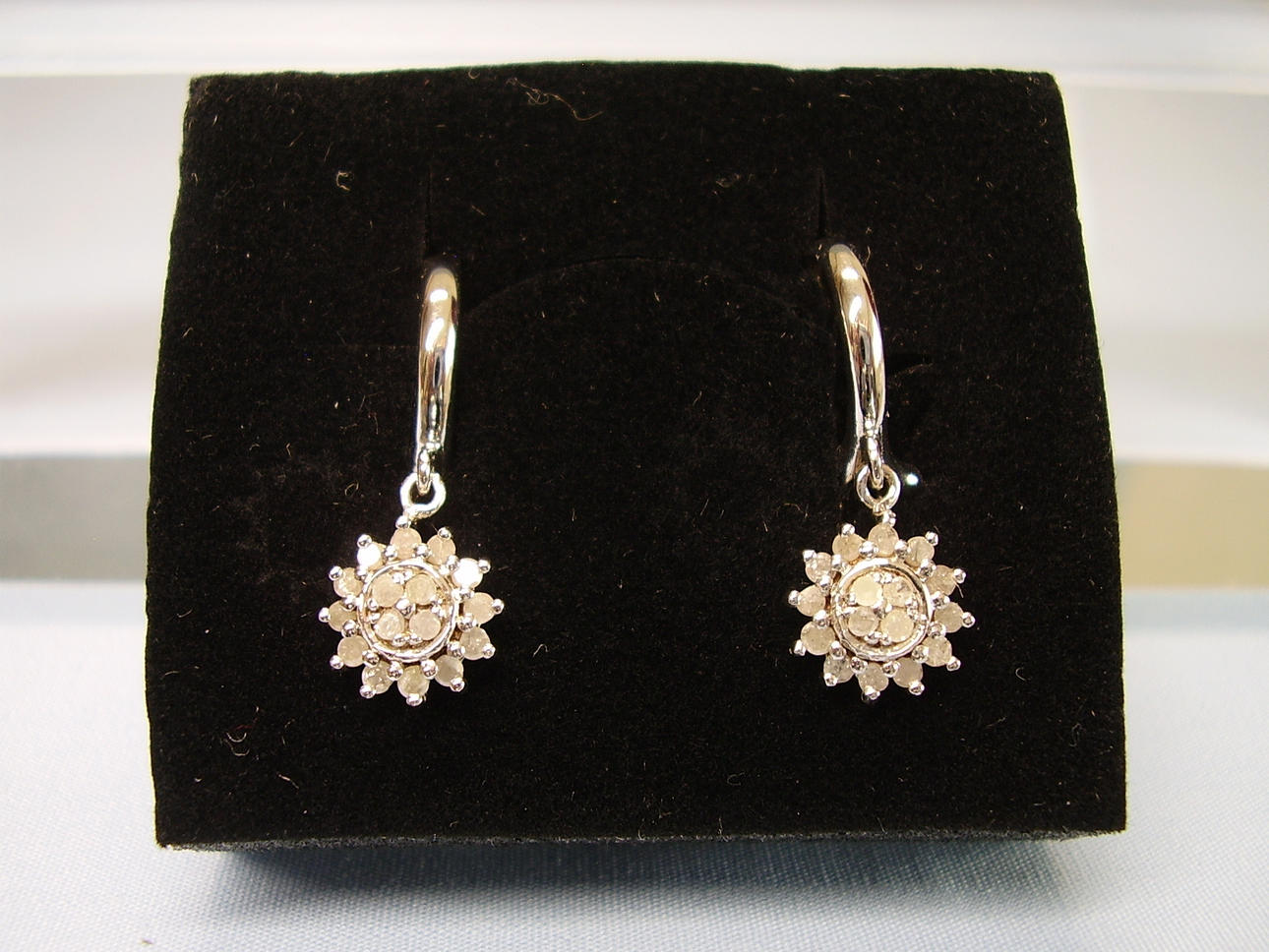 DIAMANTÖRHÄNGEN SILVER 0.48 ct. DIAMANTER.