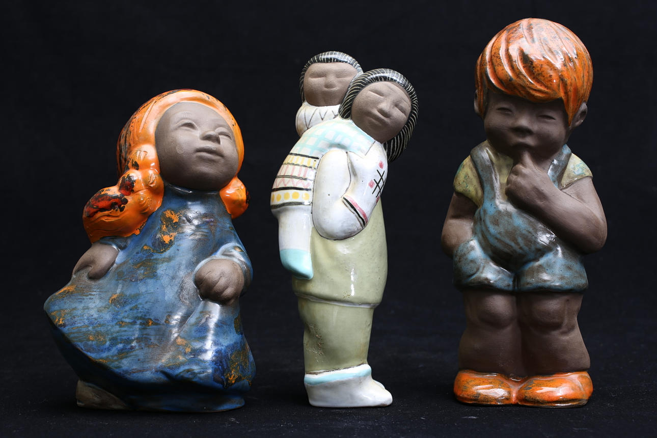 KERAMIKFIGURER 3 stycken bla Mari Simmulson.