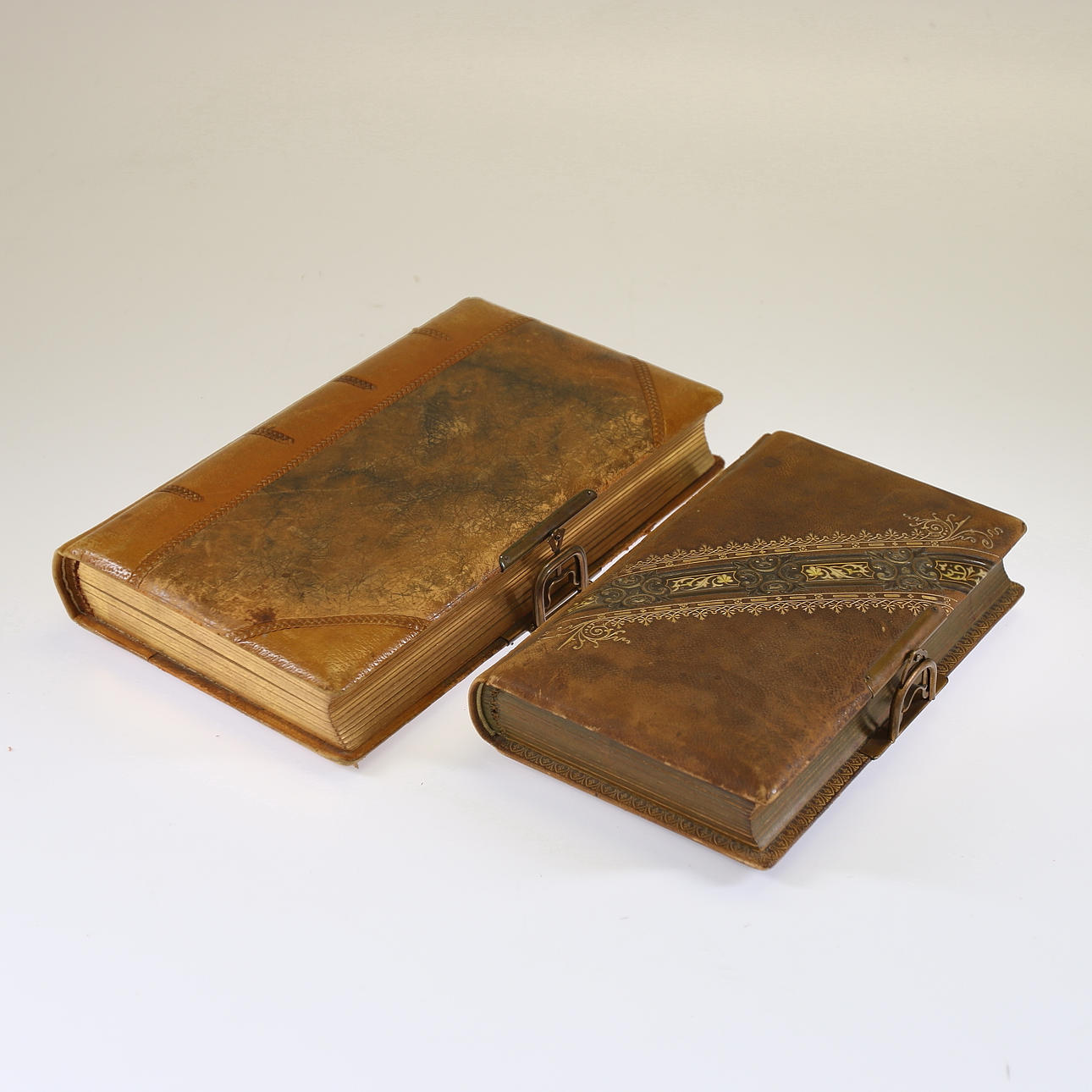 FOTOALBUM, 2 stycken, läderband, 1800-tal.