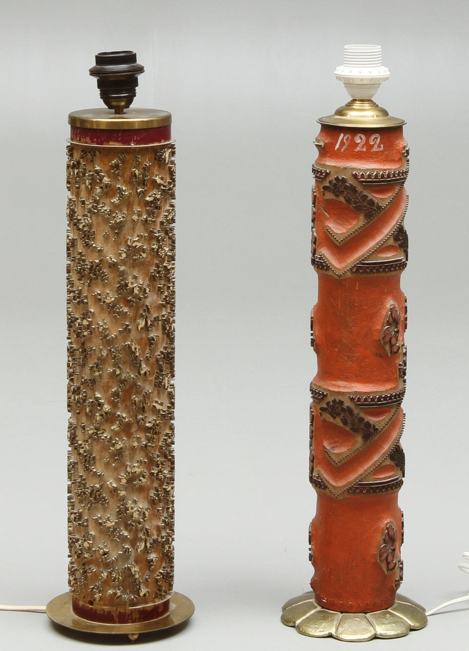 BORDSLAMPFÖTTER 2 st, i form av tapetrullar, 1900-talets första hälft.