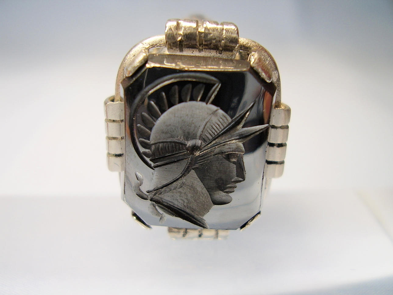 ANTIK HEMATIT RING GRAVERAD KRIGARE HUVUD.