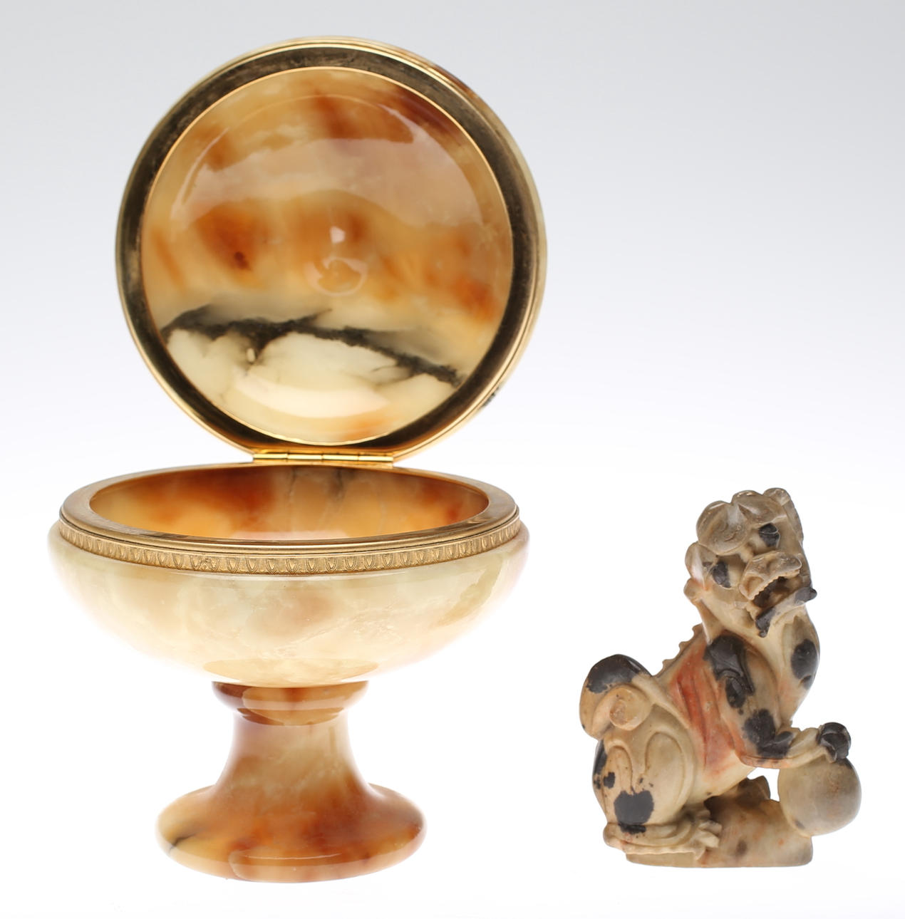 SKÅL med lock på fot i Onyx samt Fohund.