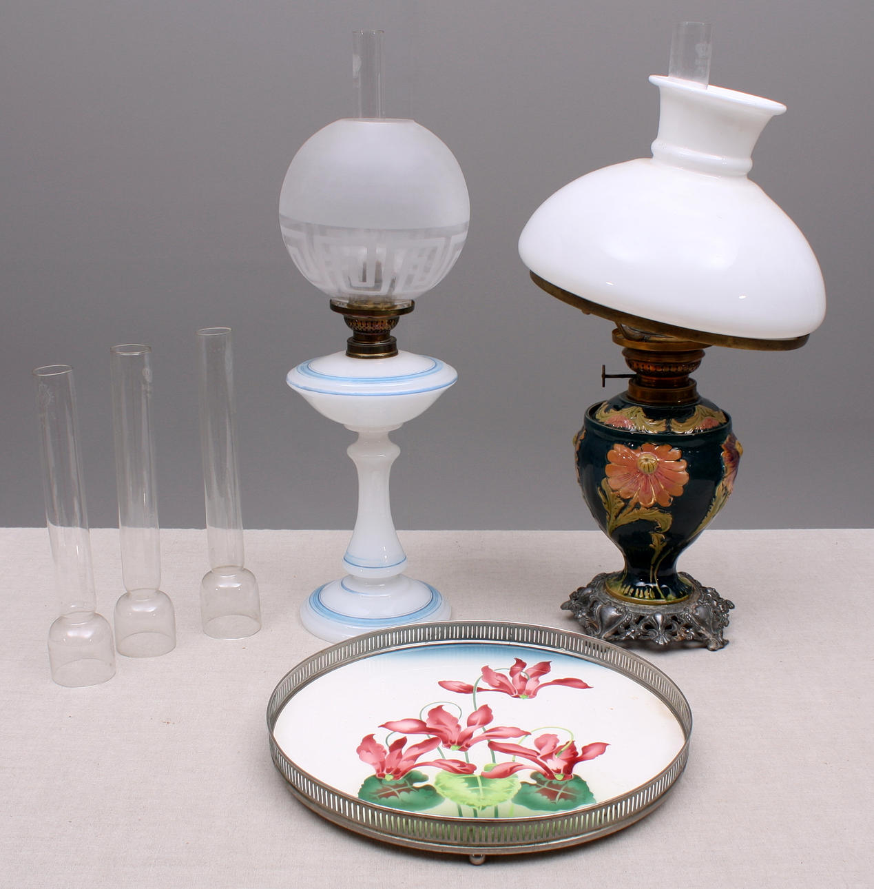 FOTOGRAFISKE LAMPER, 2 stk + bakke + 3 brænderglas.