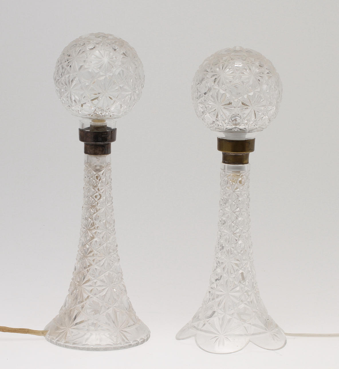 BORDSLAMPOR, 2 st, slipat glas, 1920/30-tal.