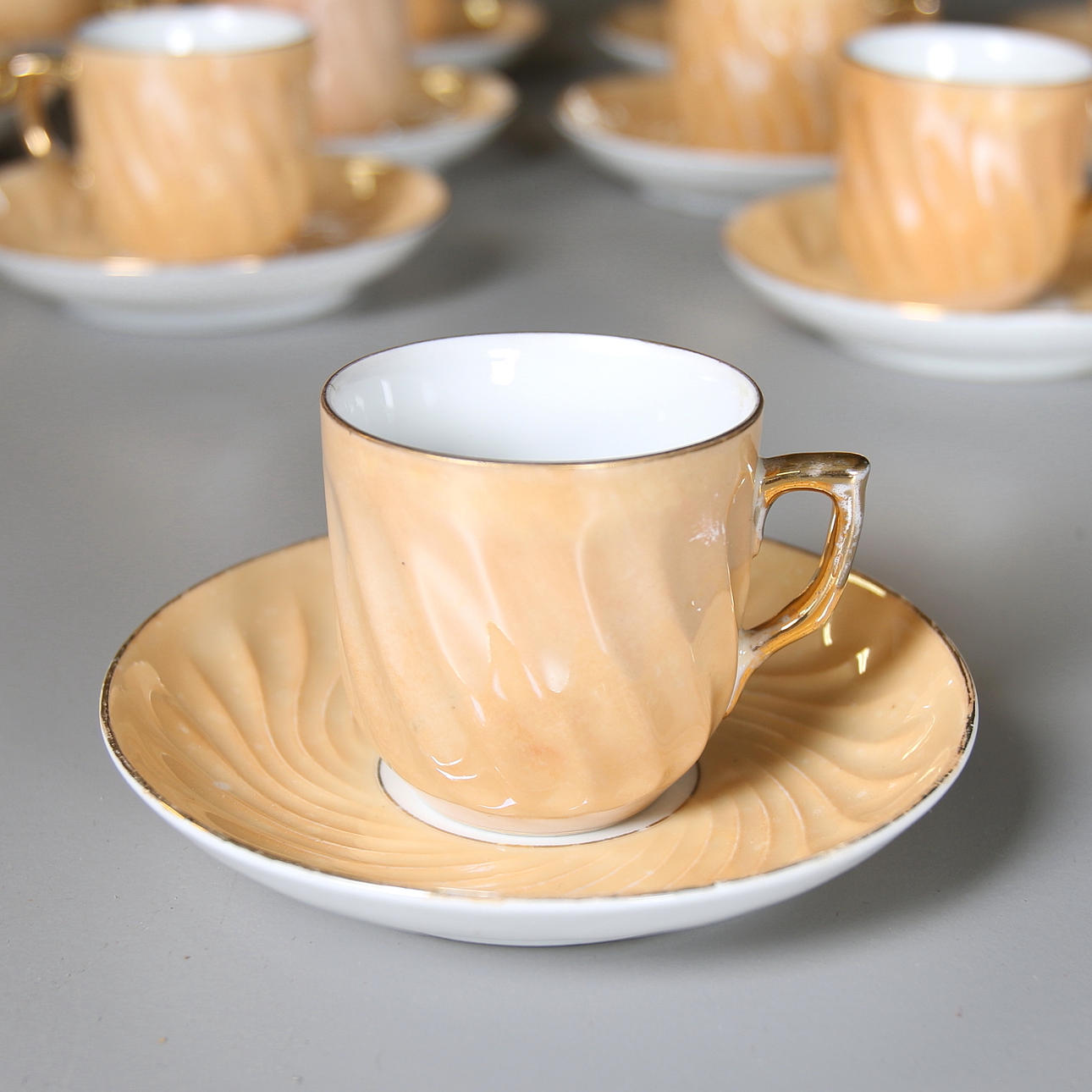 KAFFEKOPPAR, 12 st med fat, porslin, Kuznetsov, Ryssland, ca 1900-tal.