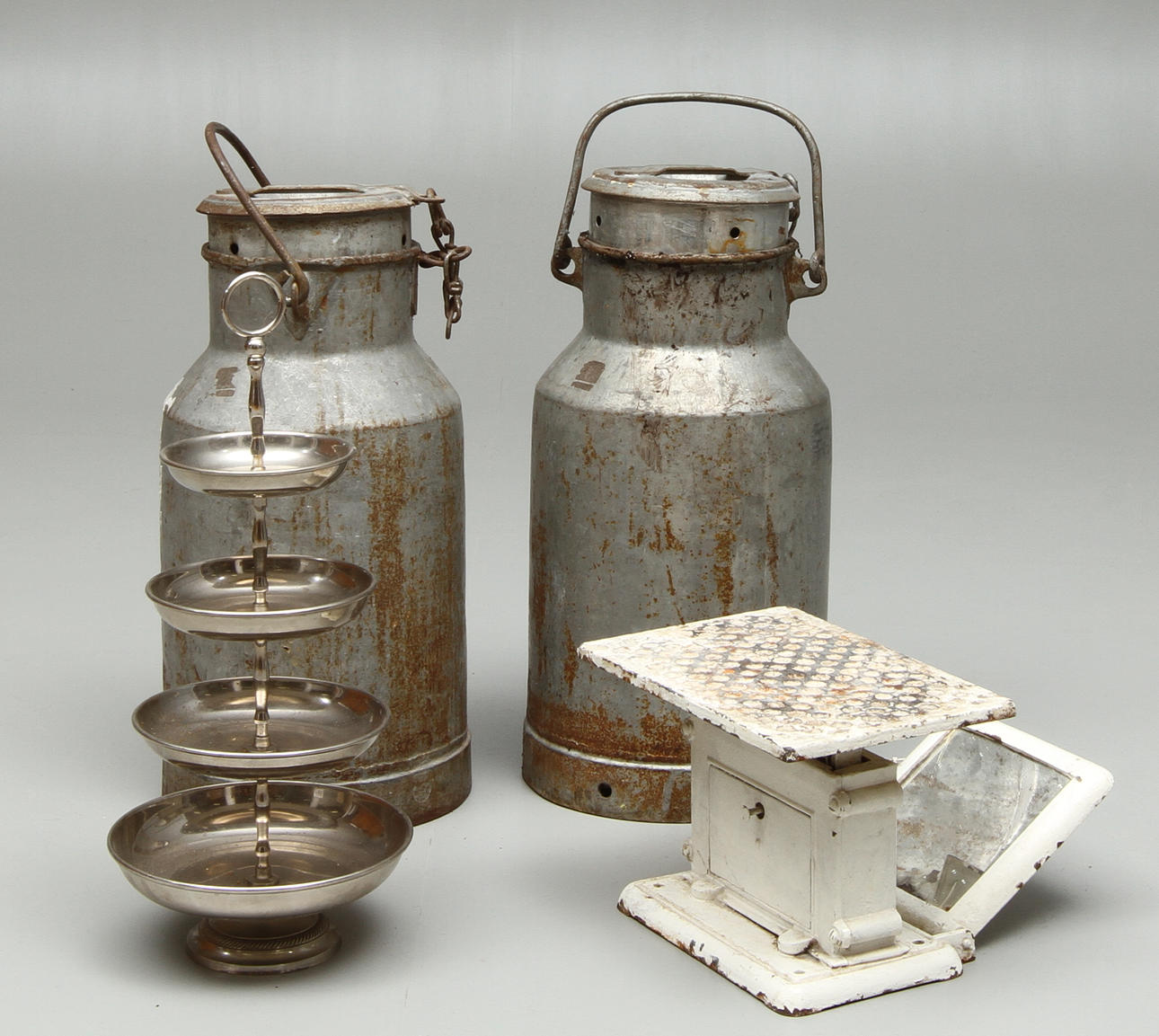 MJÖLKKANNOR 2 st, VÅG, KAKFAT, 1900-tal.