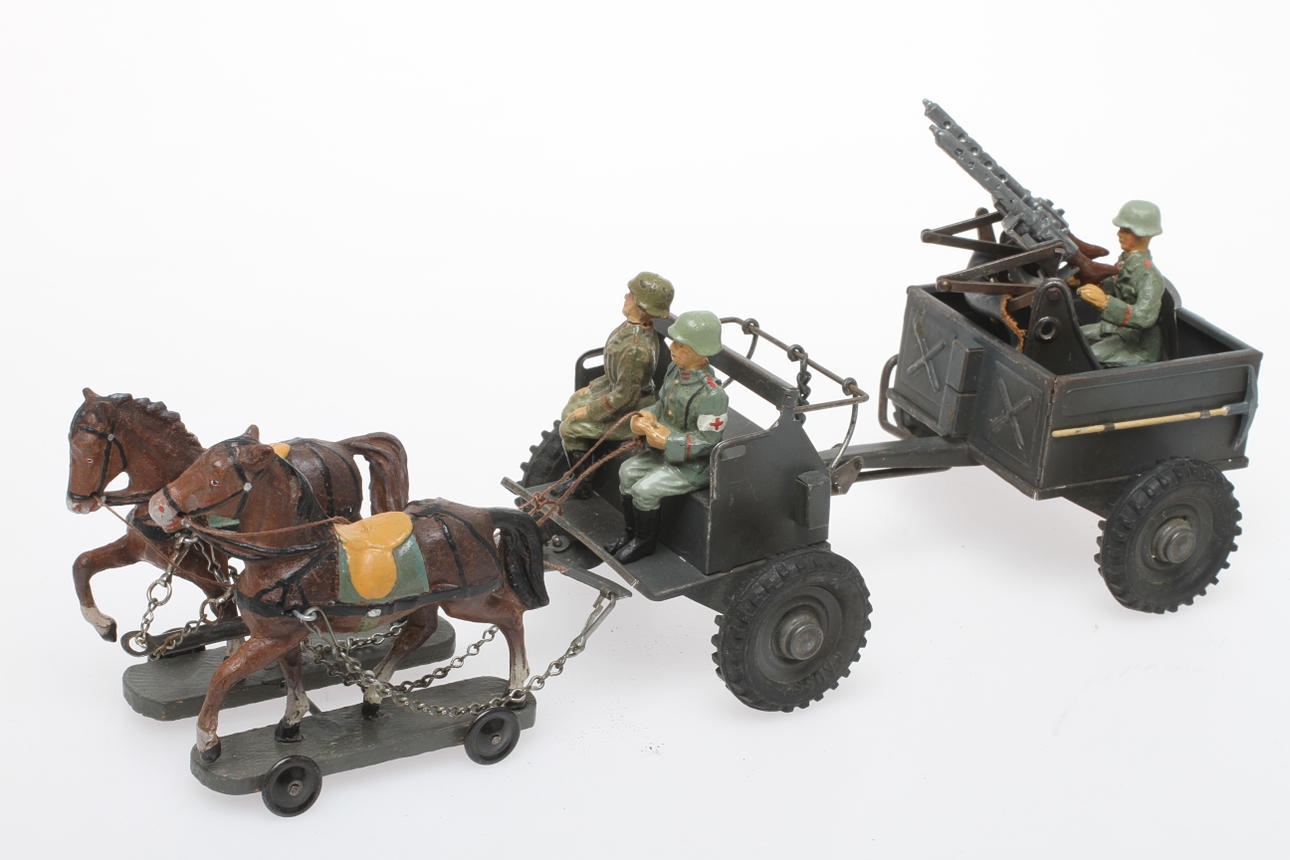 HAUSSER / ELASTOLIN hästanspänd kulsprutevagn, dragvagn med 2 draghästar . En skytt, kusk och bisittare.