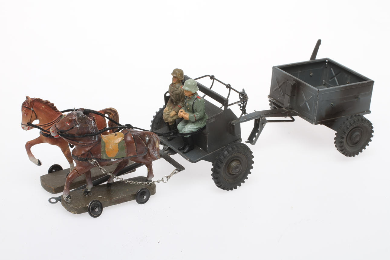 HAUSSER / ELASTOLIN hästanspänd kulsprutevagn, dragvagn med 2 draghästar . Kusk och bisittare.