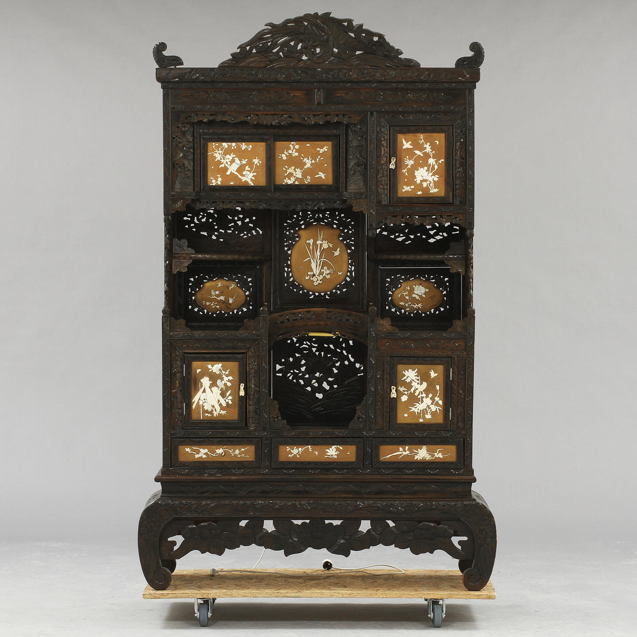 SKÅP, orientaliskt, 1900-tal.