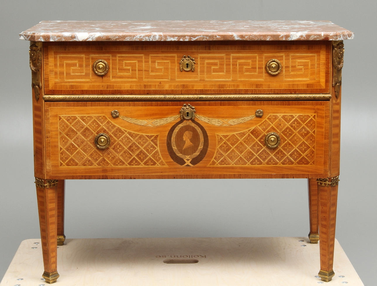 BYRÅ, med stenskiva, gustaviansk stil, 1900-tal.