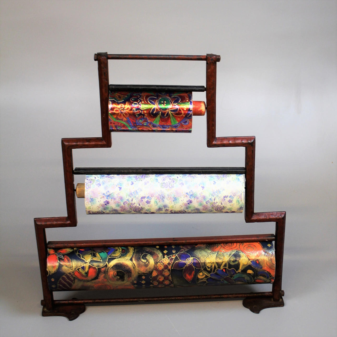 STATIV TIL GAVEPAPIR, 1900-tallet inkl. papir.