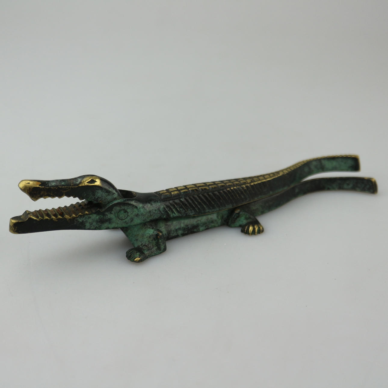 WALTER BOSSE. CASCANUECES DE COCODRILO.