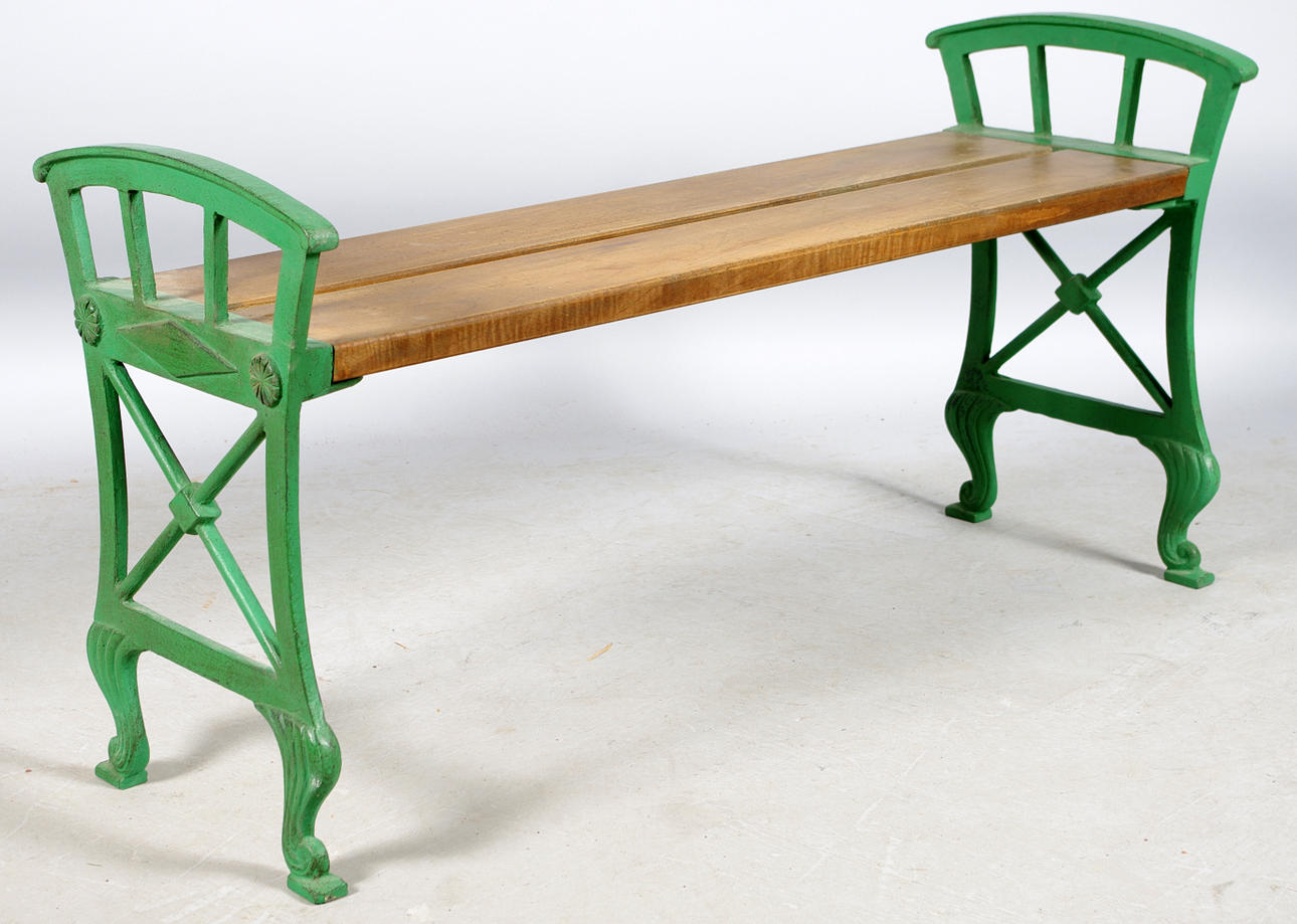TRÄDGÅRDSBÄNK, grönmålad gjutjärn.