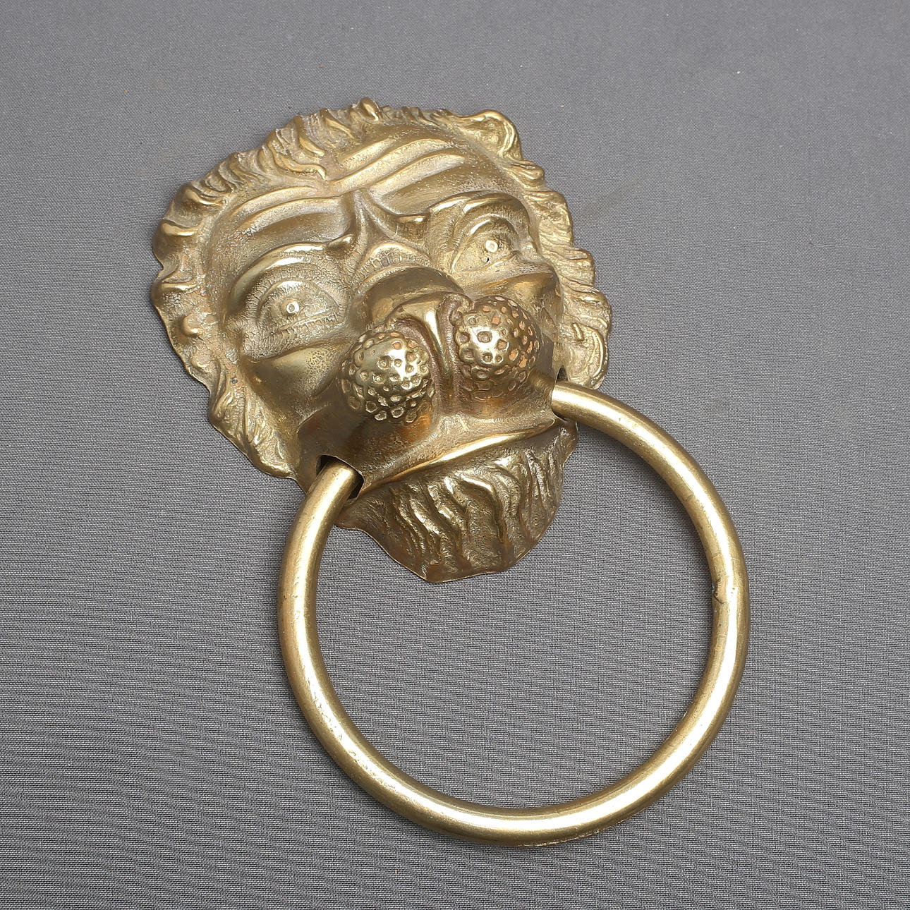 LEJON, mässing, för väggmontering, 2000-tal.