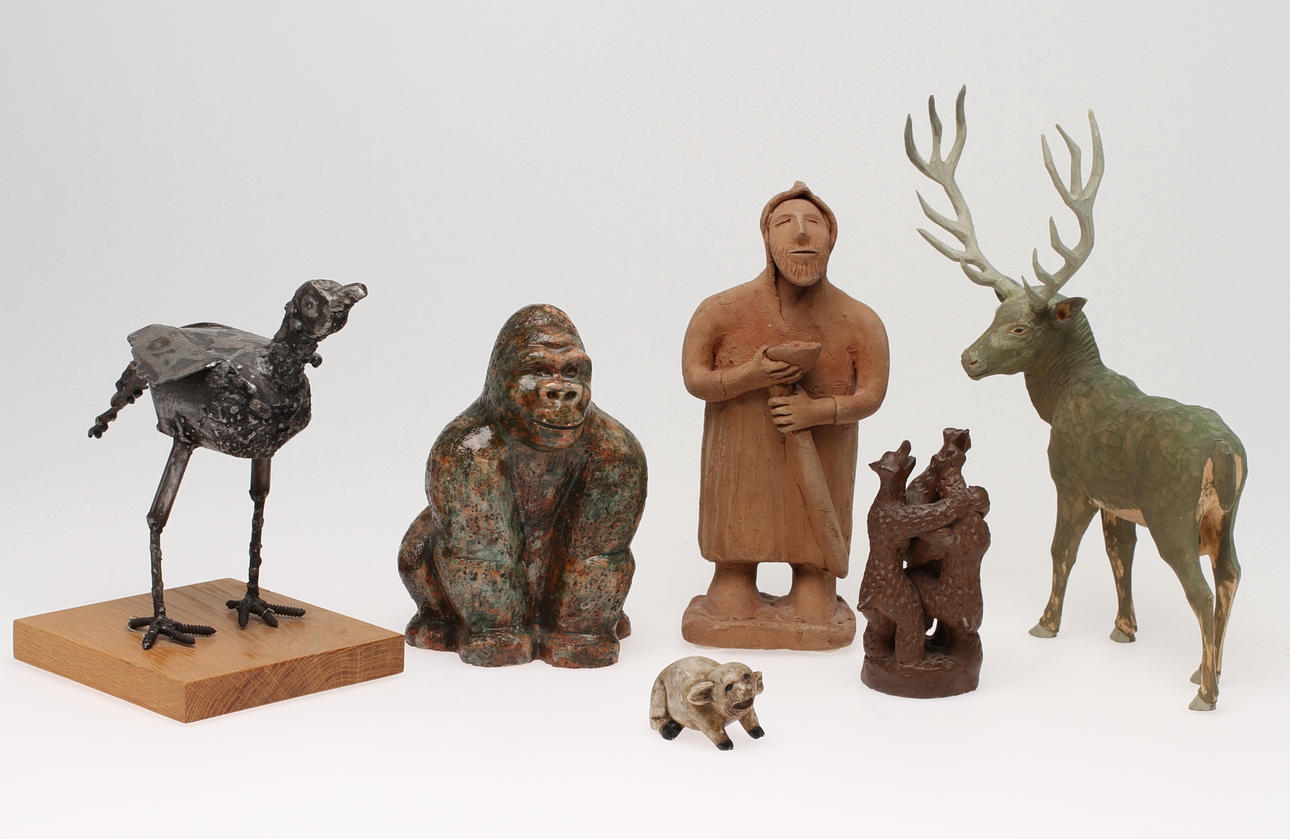 FIGURINER/SKULPTURER, 6 st, keramik, trä, metall och sten, 1900-tal.