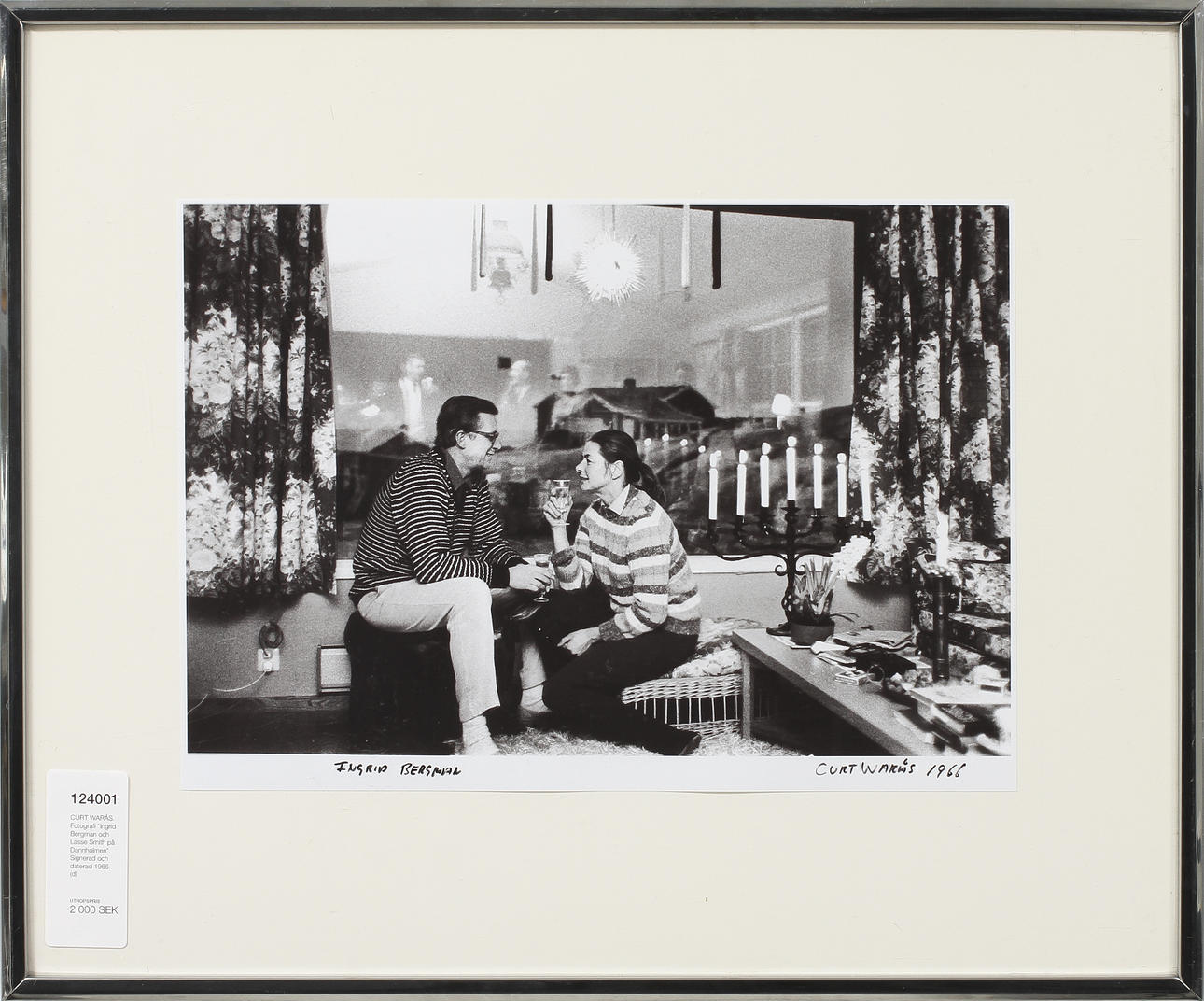 CURT WARÅS. Fotografi "Ingrid Bergman och Lasse Smith på Dannholmen", Signerad och daterad 1966.