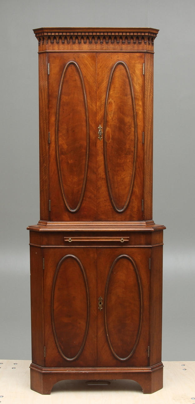 HÖRNSKÅP, 1900-tal.