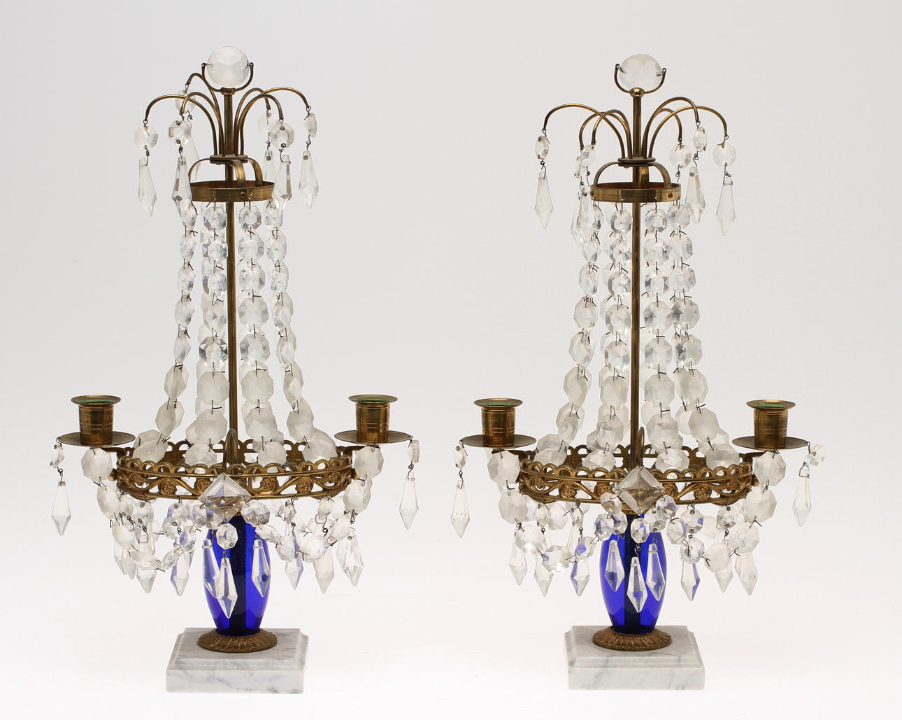 BORDSLYSTRAR, 1 par, gustaviansk stil samt VÄGGLYSTRAR, 2 st.