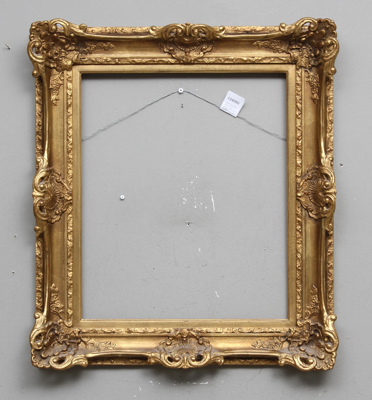 RAM, rokokostil. Dekor med akantusblad och rocaille.