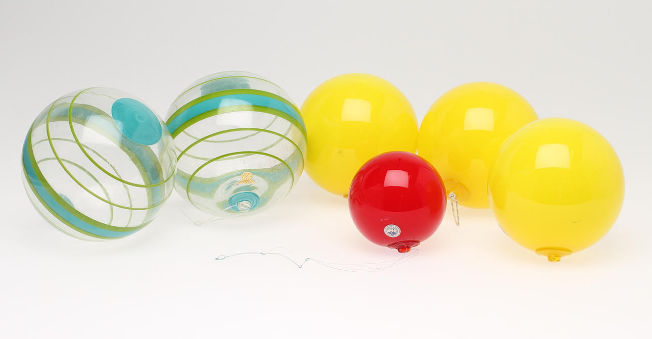 GLASKULOR/FÖNSTERHÄNGEN, 6 st, Kastrup Holmegaard samt "Mitt i Prick" design Catharina Åsélius-Lidbeck för Gullaskruf.