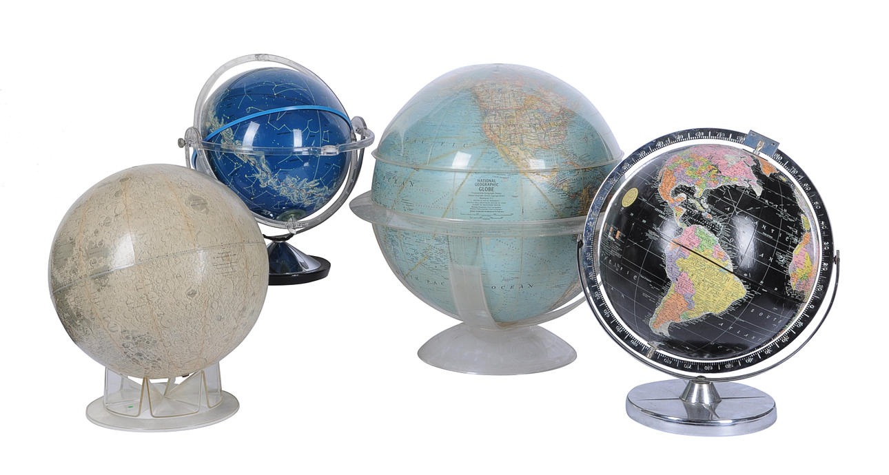 EN GRUPP PÅ FYRA GLOBER.