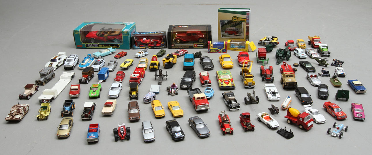 MODELLBILAR olika tillverkare. Cirka 80 stycken. Bland annat SAAB 900 i kartong.