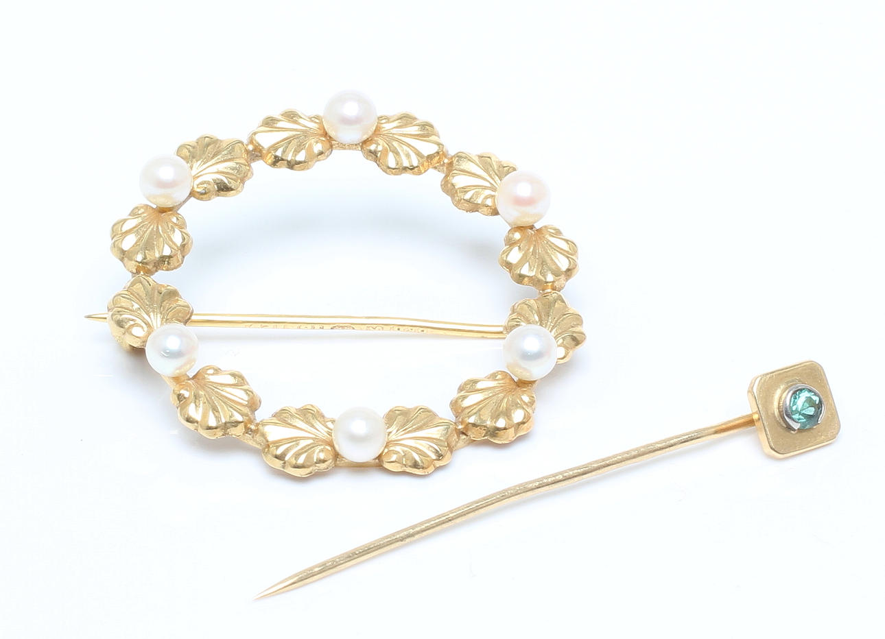 BROSCH samt NÅL, 18k guld. Tot vikt ca 5,6 gram.