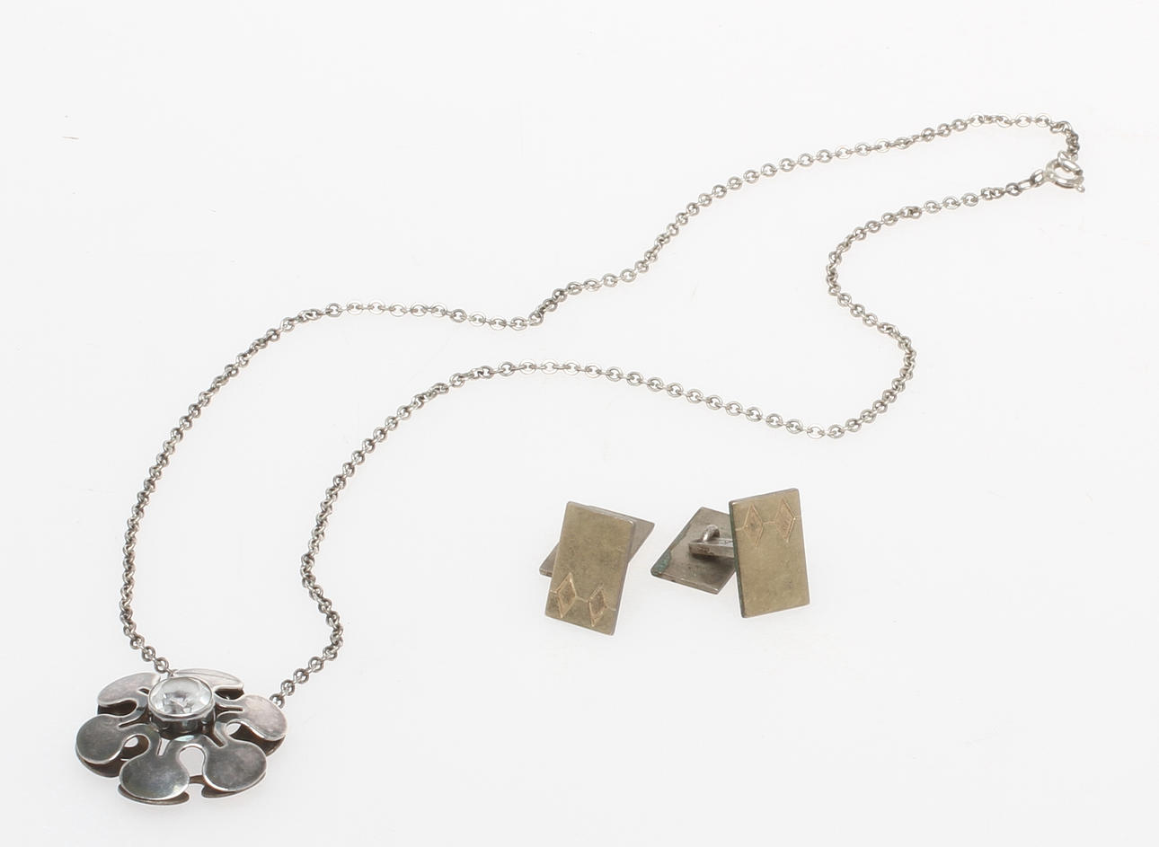 HÄNGE med kedja, silver, Saalovara Finland samt MANSCHETTKNAPPAR 1 par, silver, Kupittaan Kulta Finland 1963.
