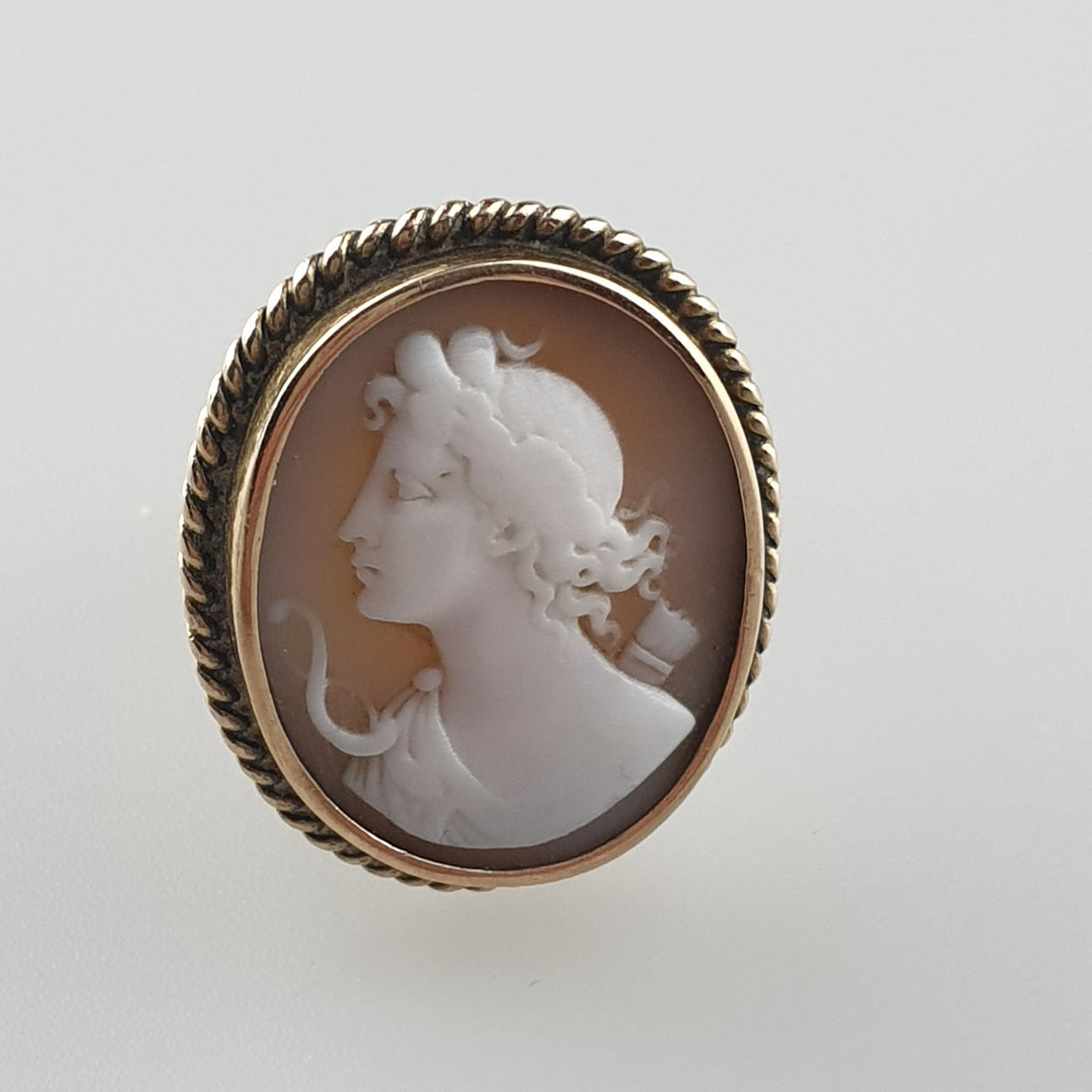 ANILLO - Oro amarillo 585, camafeo de concha.
