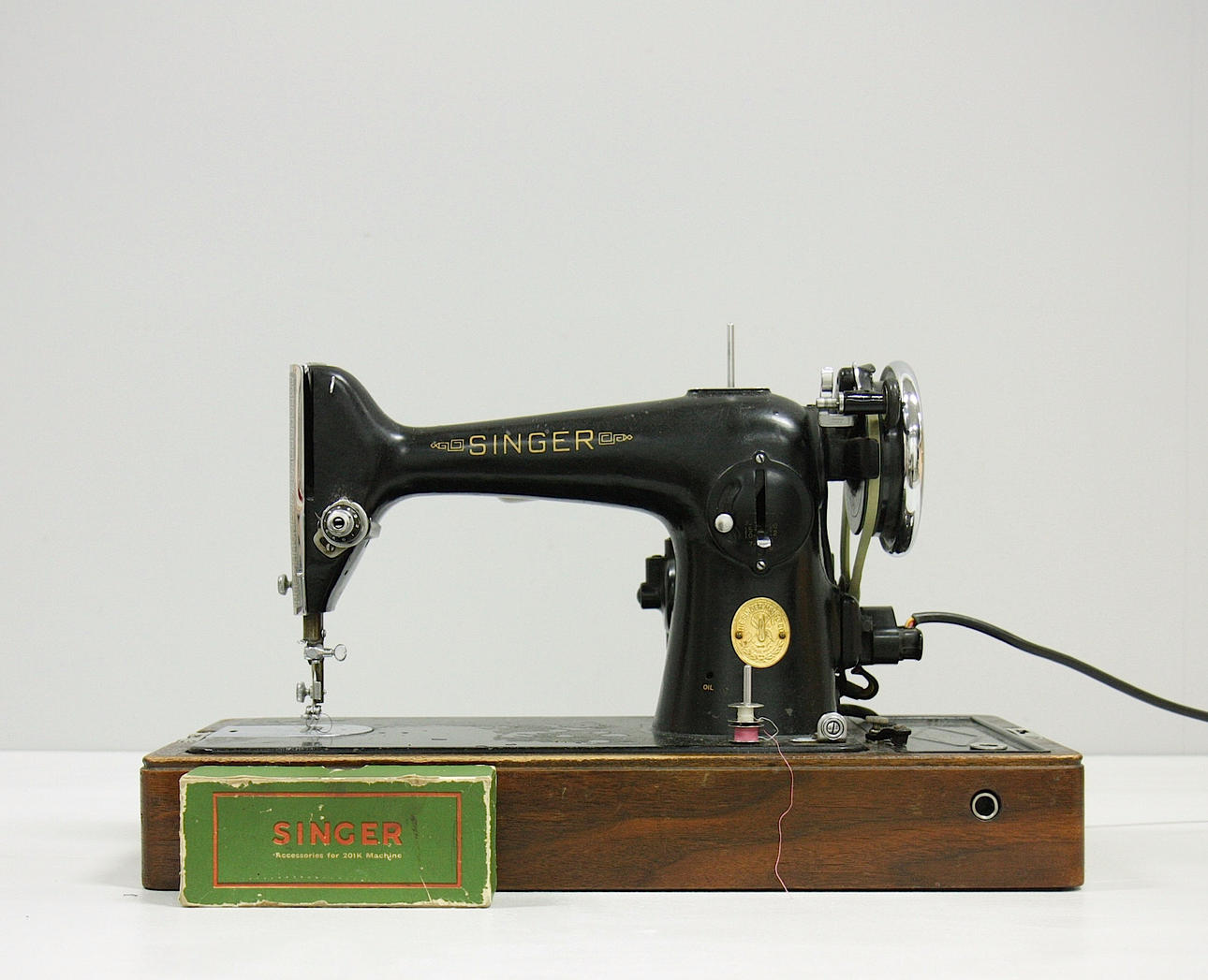 SEWING MACHINE, Singer Automatic Zig-zag machine, electrified.
