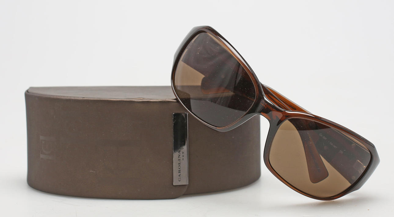 SOLGLASÖGON MED TILLHÖRANDE FODRAL, Carolina Herrera, New York.