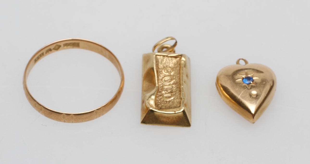 RING samt 2 HÄNGEN, 18k guld, vikt ca 3,9 gr.