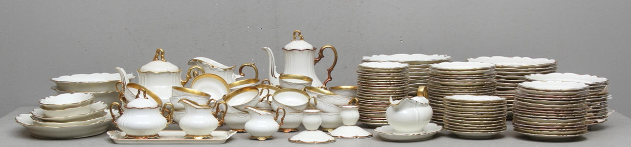 MATSERVIS/TESERVIS/KAFFESERVIS, snarlika, ca 127 delar. Hackefors, 1900-tal.