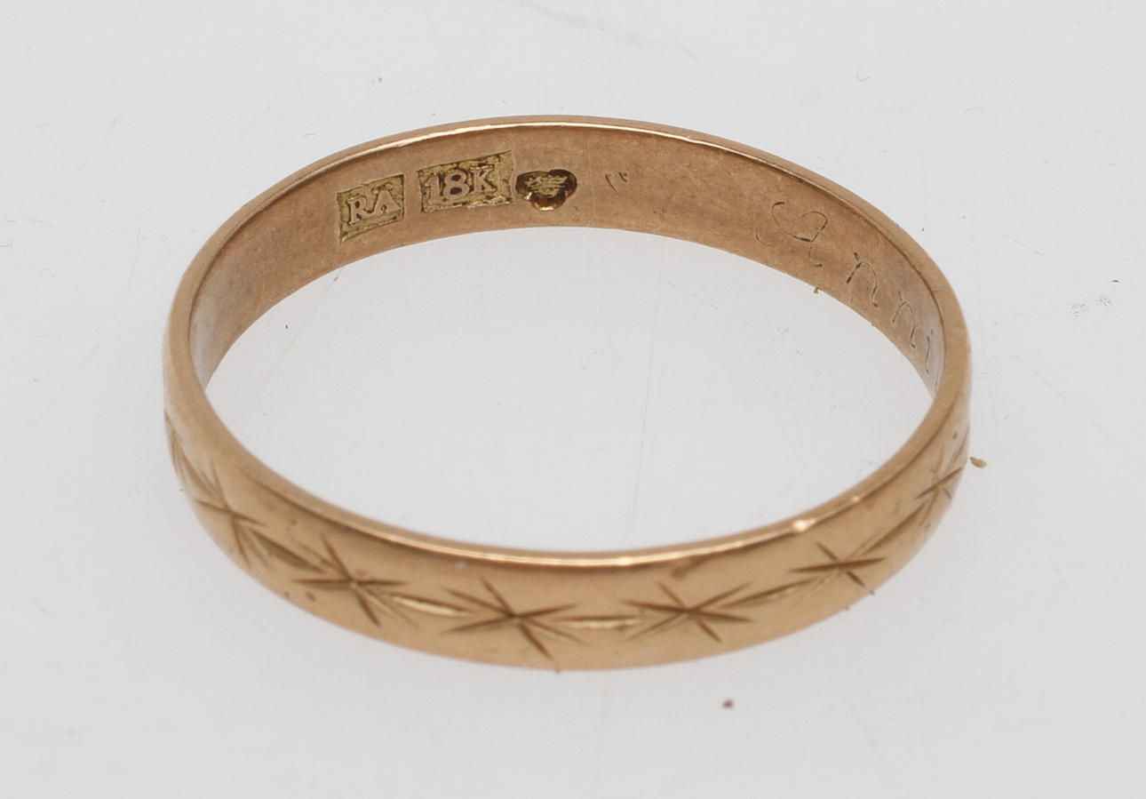 RING, 18k guld, vikt ca 2,9 gr.