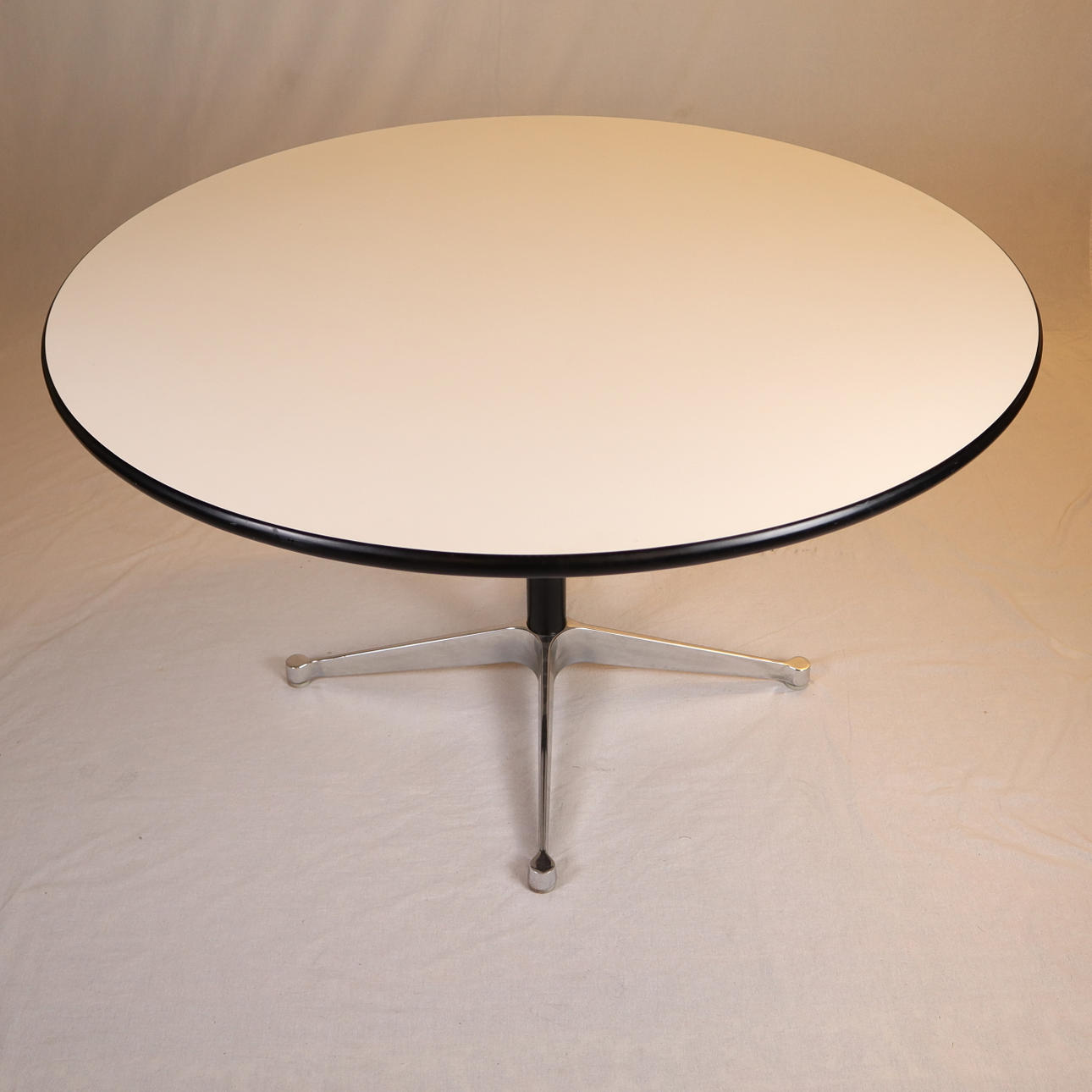 - MATBORD - förmodligen Charles Eames för Herman Miller Collection.