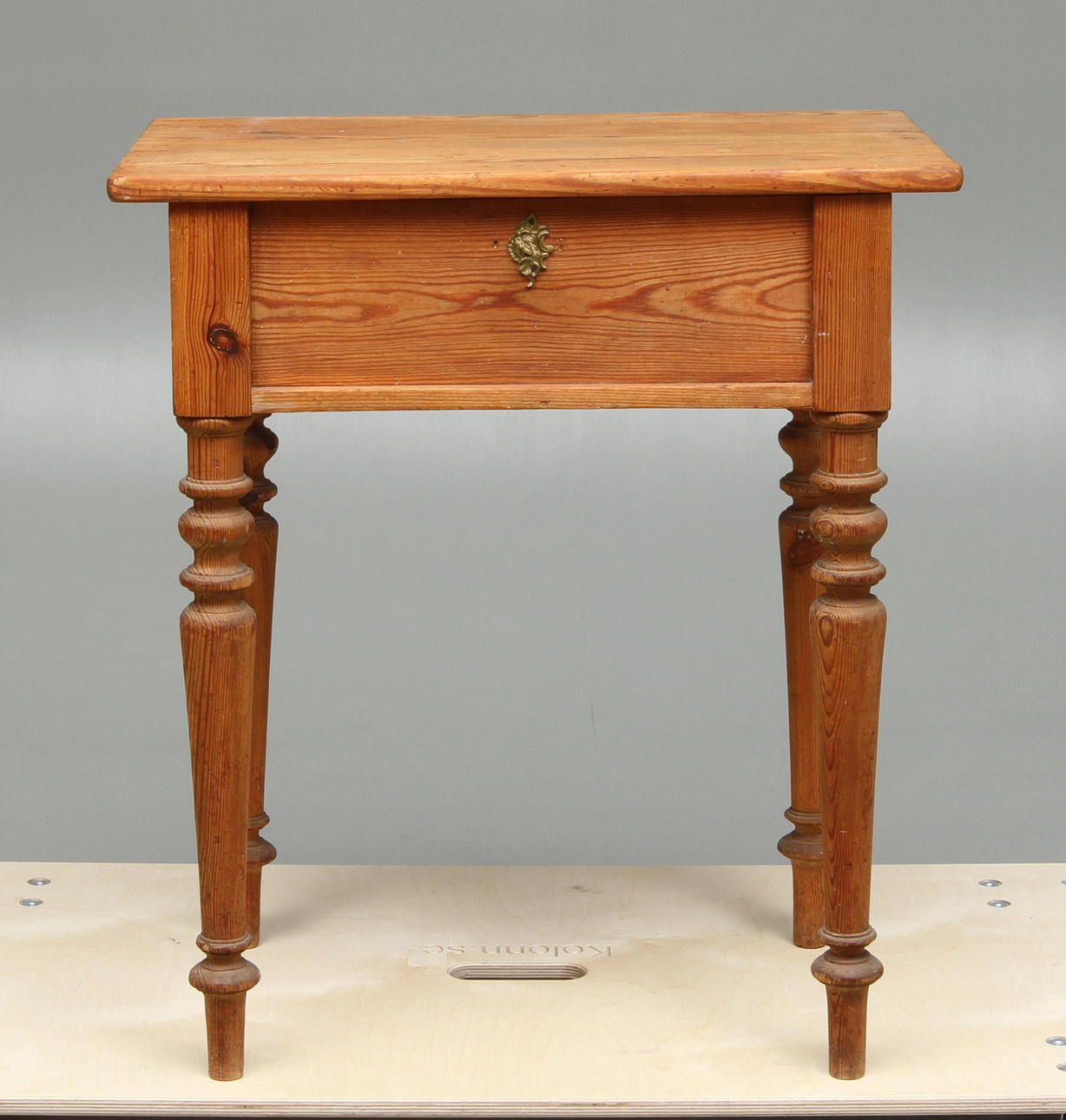 BORD med lock, allmoge, 1800-tal.