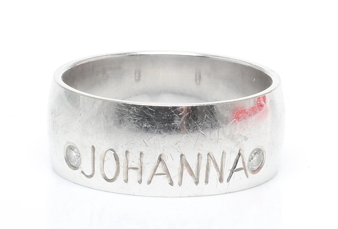 RING, 18k guld med två briljanter om tot ca 0,08ct, Smycka Classic. Vikt 12,3 gram.