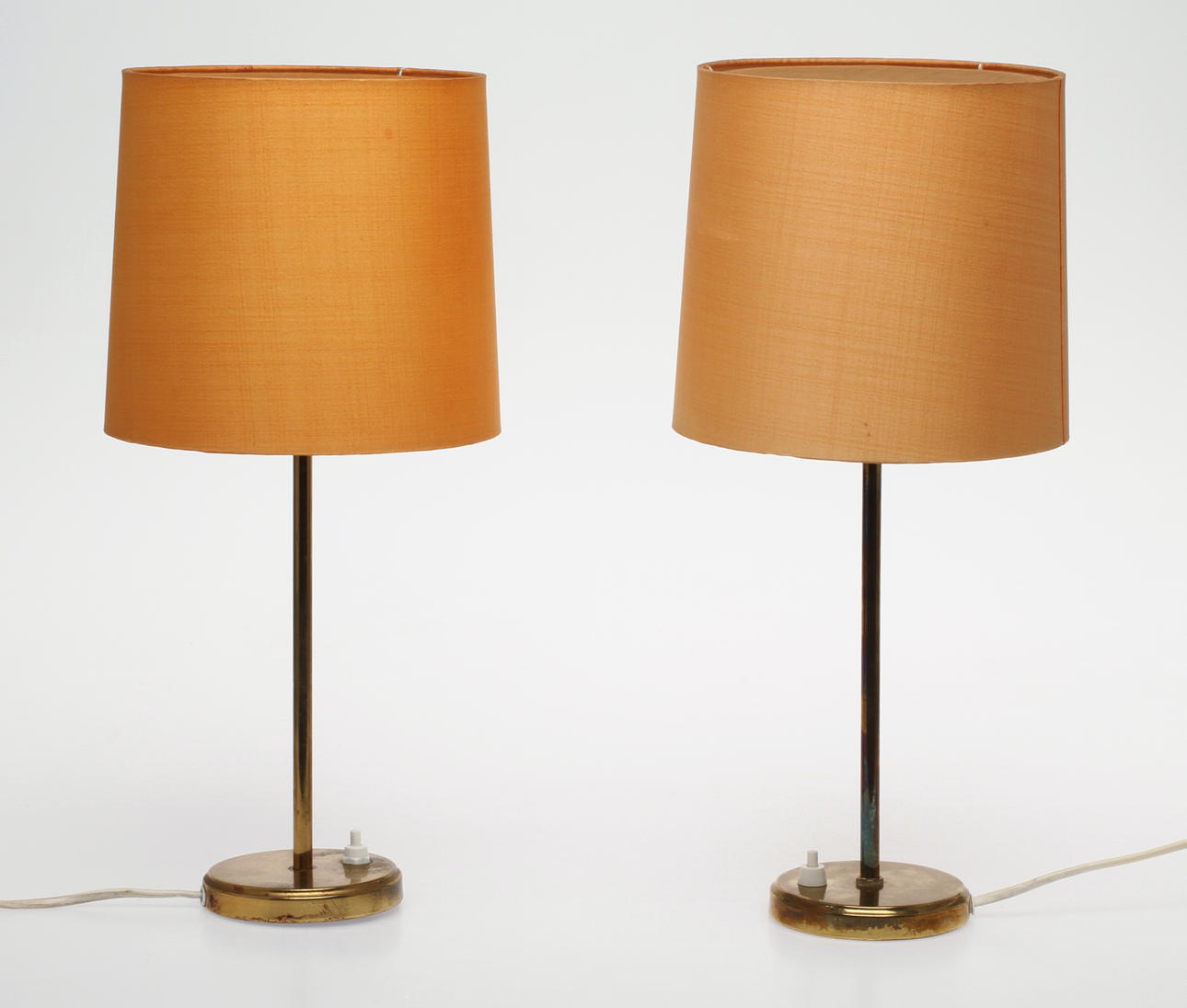 BORDSLAMPOR, ett par, mässing, 1900-talets andra hälft.