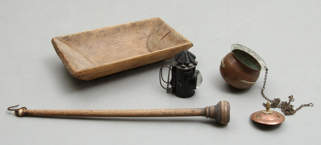 PARTI DIVERSE, 4 delar, Besman daterad 1810, tråg, ampel i koppar samt lykta.