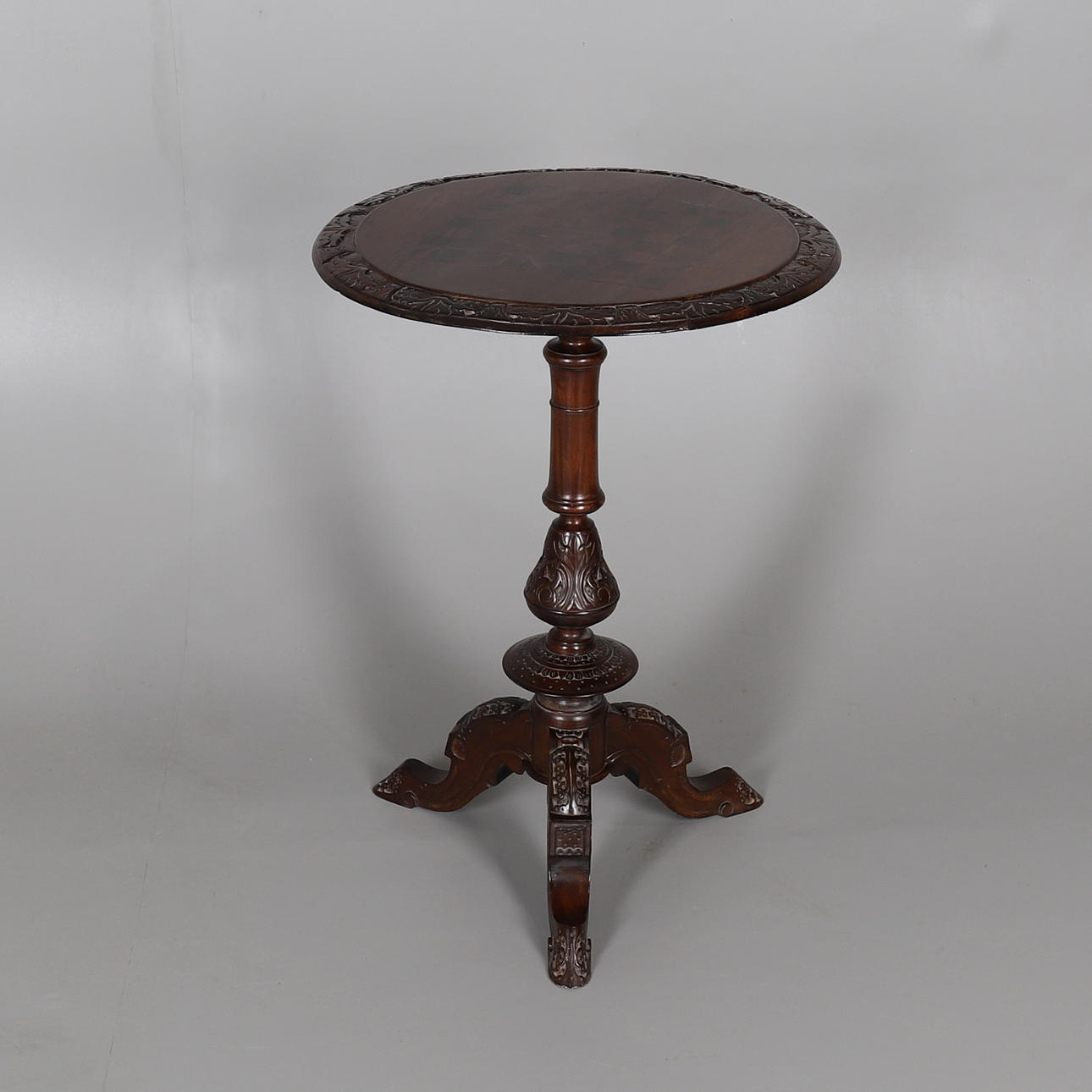 UNA MESA SUPERIOR DE JUEGOS DE TRÍPODE DE MADERA DURA DEL ESTE.