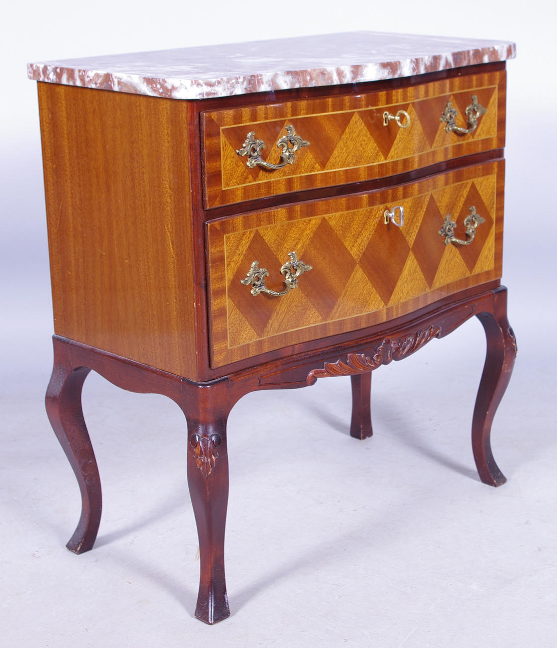 BYRÅ med stenskiva, mahogny, intarsia, bronser, 1900-tal.