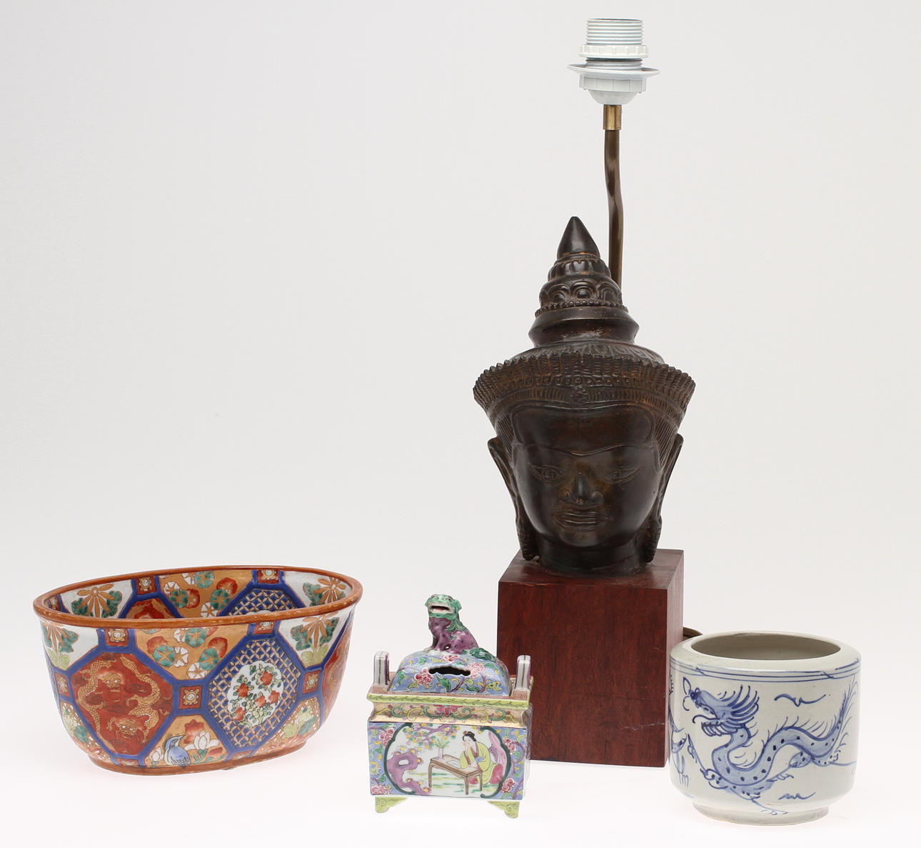 PARTI KERAMIK, 3 delar, orientaliskt samt BORDSLAMPA i form av Buddhahuvud, 1900-tal.