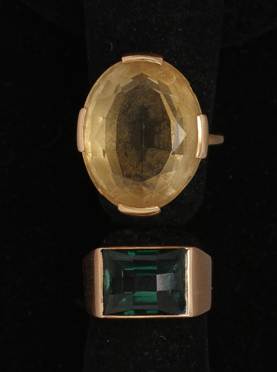 RINGAR 2 st, 18 k guld, total vikt ca 13,4 g.