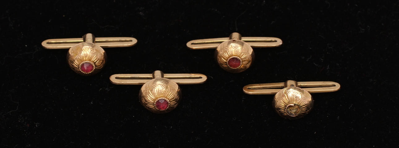 KNAPPAR, 4 st, 18 k guld. Tot vikt 6,8 g.