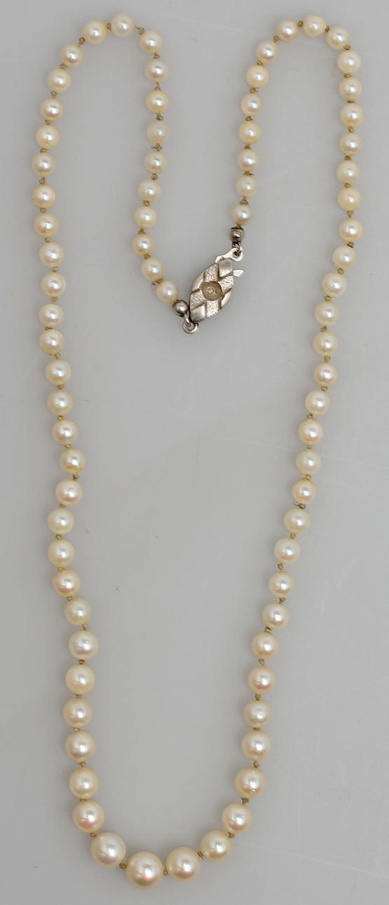 PÄRLCOLLIER MED SILVERLÅS.