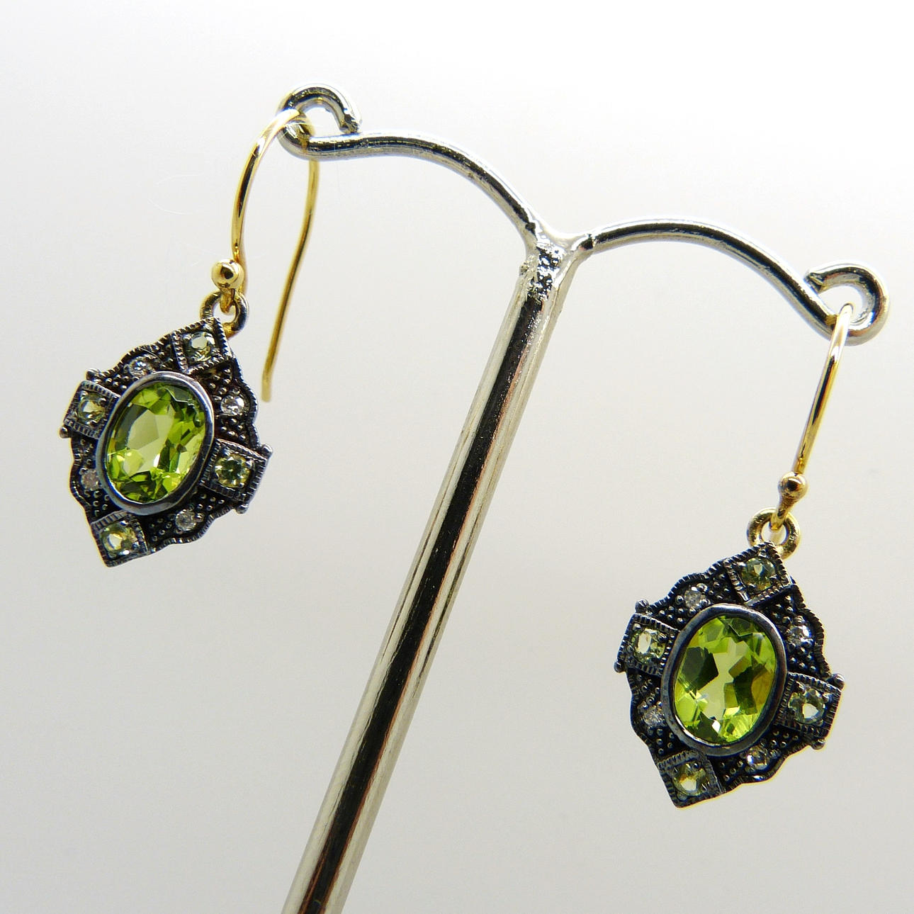 PERIDOT & DIAMANT ÖRHÄNGEN.