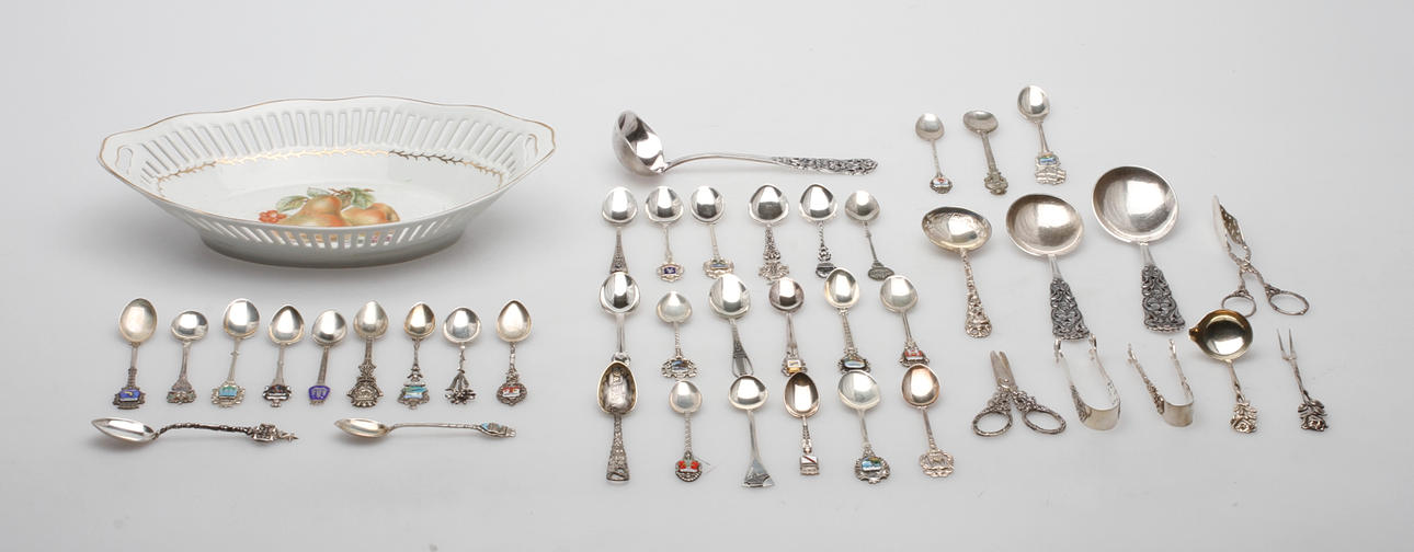 SILVER ITEMS, 1900s, weight about 650 grams.