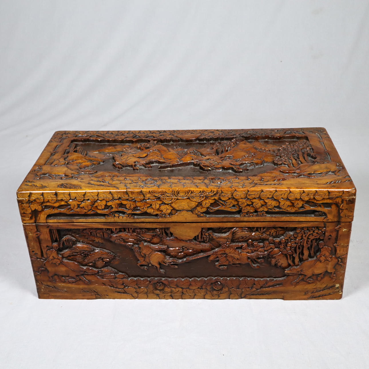 TRUHE - China, Holz mit Schnitzereien.